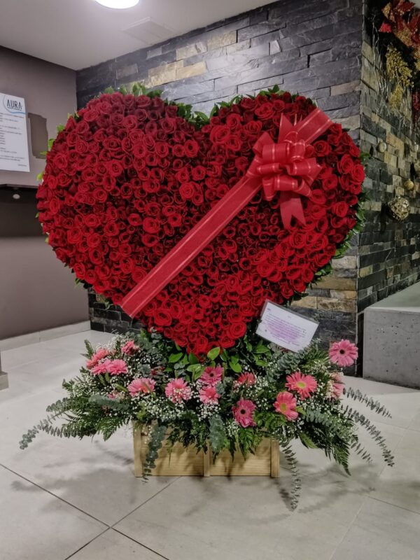 Descubre los Mejores Ramos para San Valentín en Medellín: Sorpresas Florales Inolvidables. En Medellín, el Día de San Valentín se celebra con amor y flores. Nuestros ramos para San Valentín son la elección perfecta para expresar tus sentimientos de una manera única y memorable. Variedad de Ramos: Ofrecemos una amplia variedad de ramos diseñados especialmente para San Valentín, desde rosas clásicas hasta combinaciones exóticas que sorprenderán a tu ser querido. Por Qué Elegirnos: Con años de experiencia en floristería, garantizamos frescura y calidad en cada ramo. Nuestros clientes en Medellín confían en nosotros para hacer de sus momentos especiales algo inolvidable. Proceso de Pedido Fácil: Realiza tu pedido en línea de manera rápida y sencilla. Entregamos en toda Medellín para asegurarnos de que tu sorpresa llegue a tiempo. Conclusión Este San Valentín, elige un ramo que hable por ti. Contáctanos hoy para más información sobre nuestras ofertas especiales.